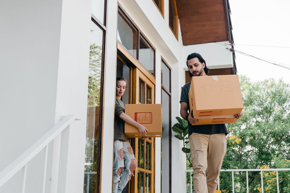 Un couple excité qui emménage dans une nouvelle maison