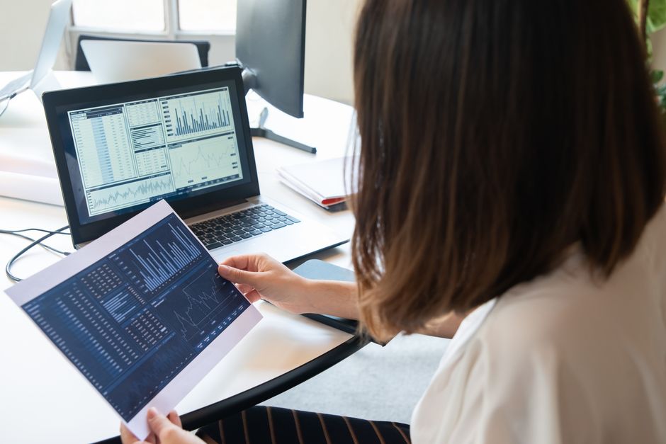 Une femme qui commet des erreurs d'investissement