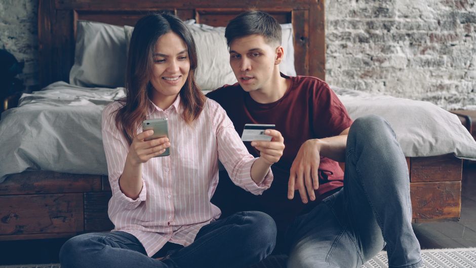 Couple excité faisant des achats en ligne
