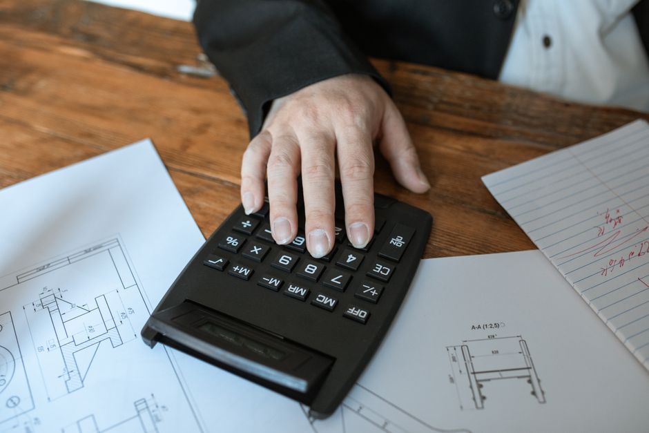 homme calculant l'épargne