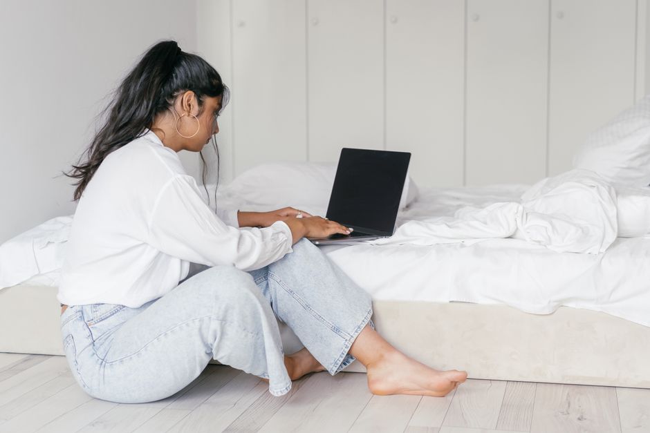 Femme sur son ordinateur portable