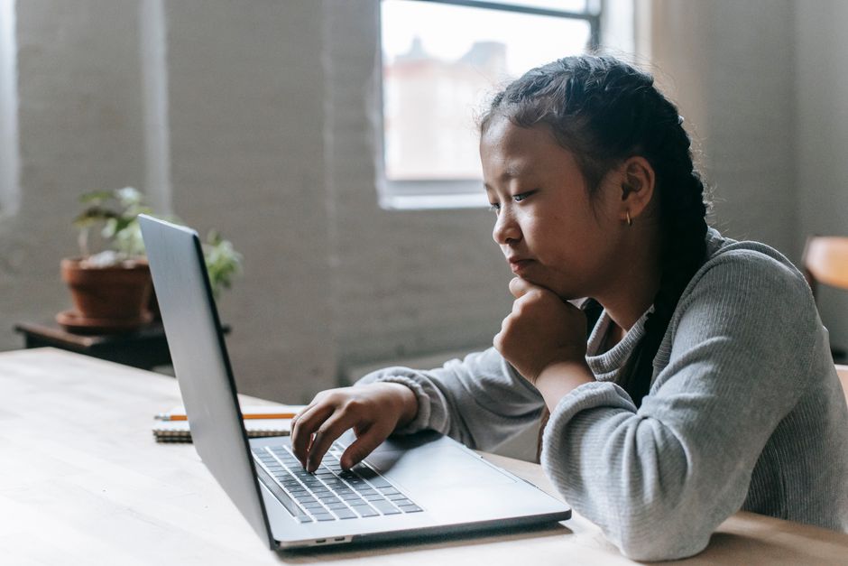 Un étudiant sur un ordinateur portable