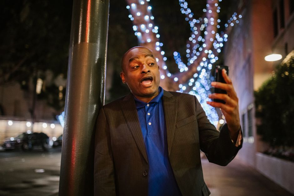 Un homme excité par son nouveau forfait téléphonique