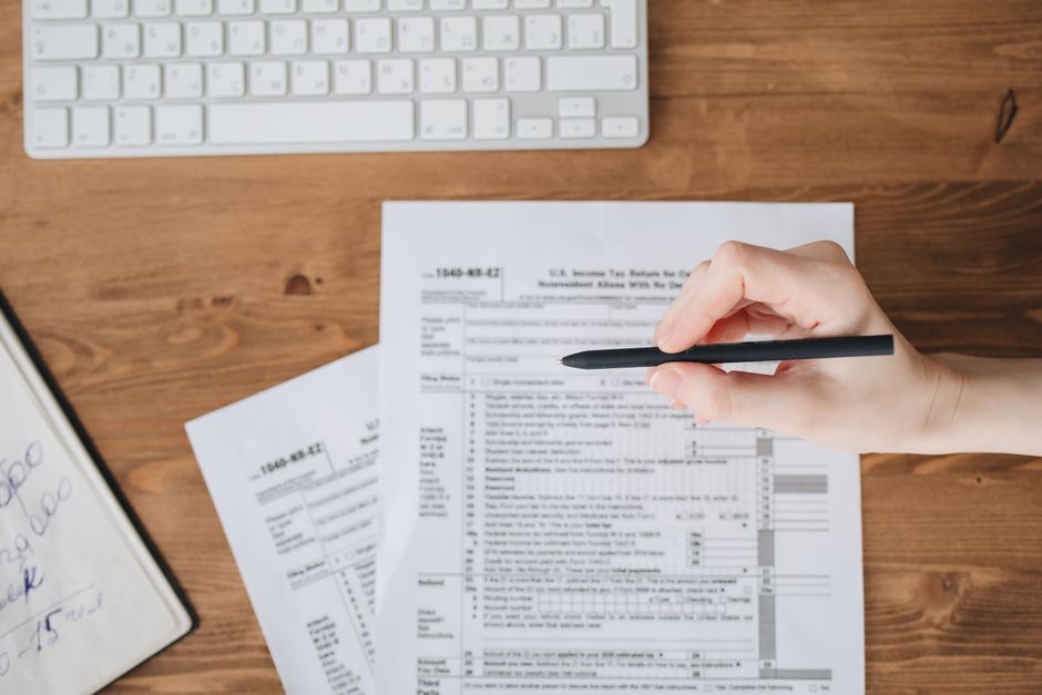 Femme faisant des impôts
