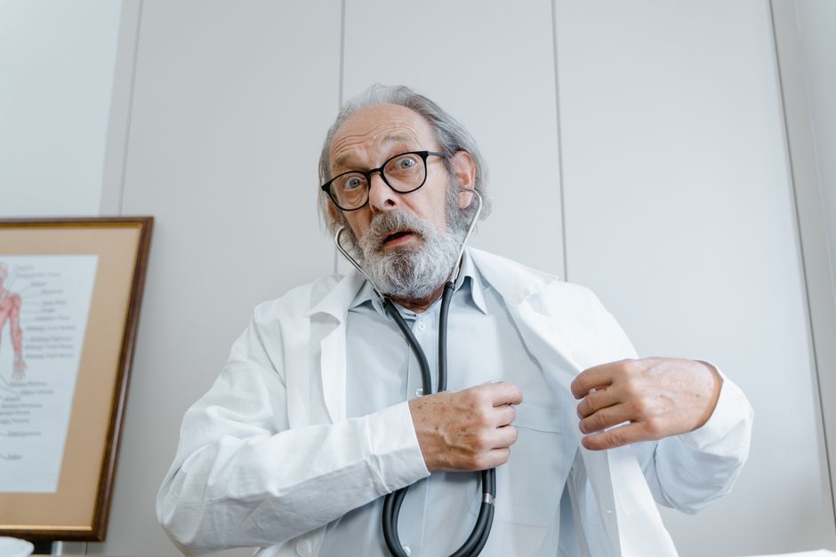 Une personne âgée surprise par les coûts de Medicare