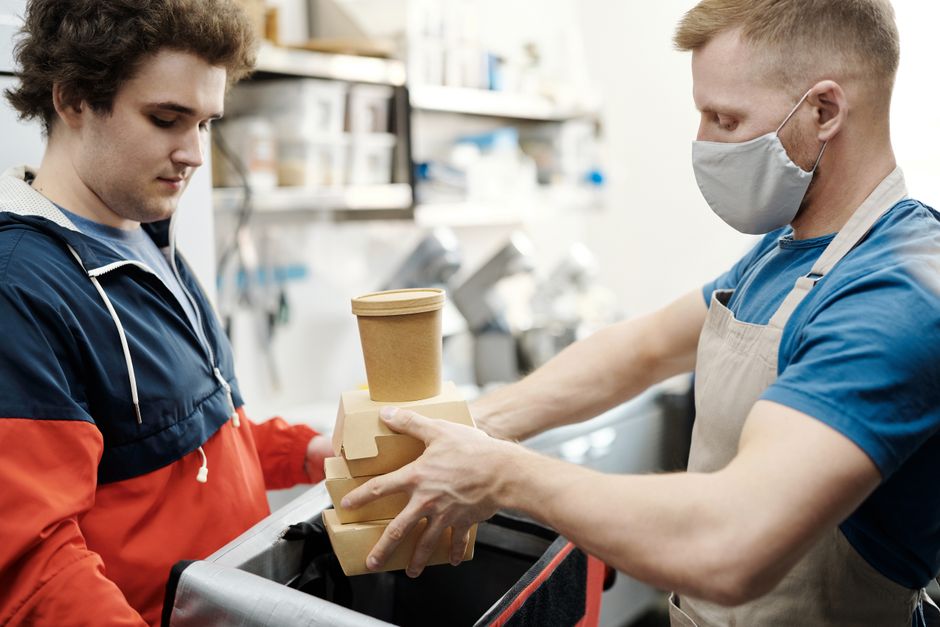 Faire une livraison de nourriture en portant un masque