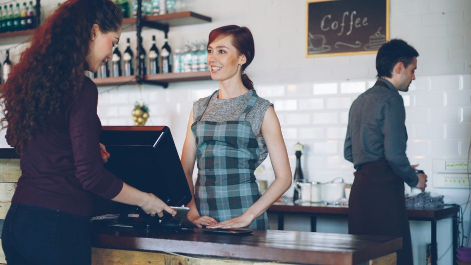 employé de café à la caisse