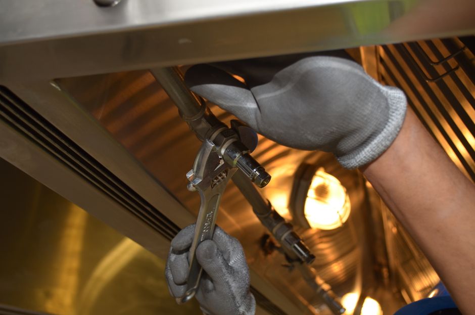 Des ouvriers réparent une fuite de tuyau