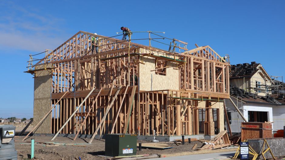 Ouvriers de construction construisant une maison