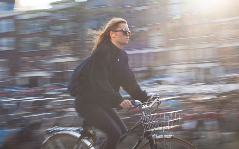 Femme à bicyclette