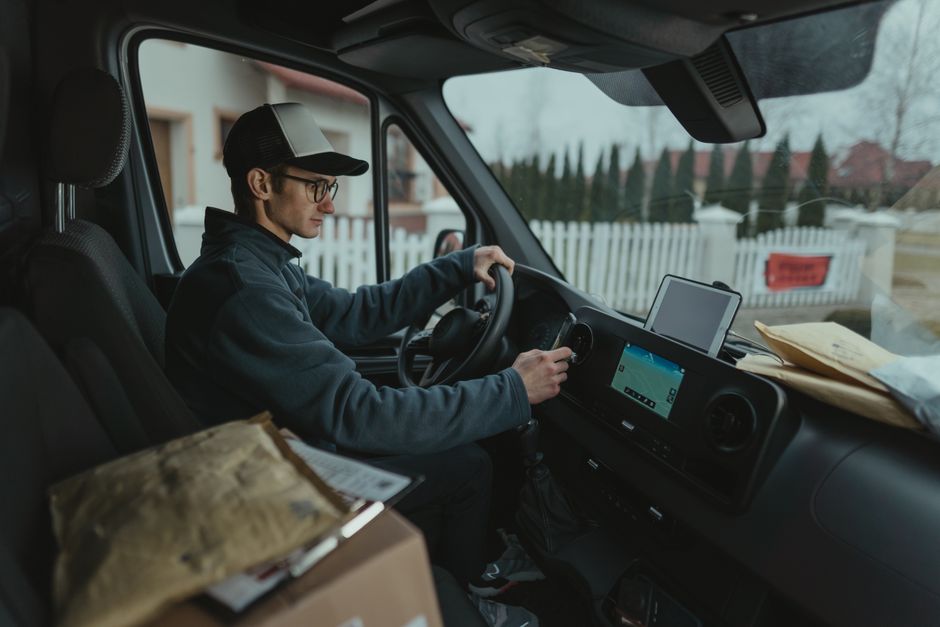 Courier conduisant un camion de livraison