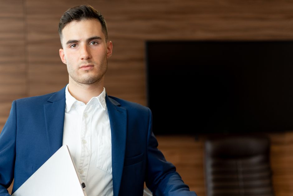 Un jeune homme d'affaires avec un nouvel emploi dans une ville