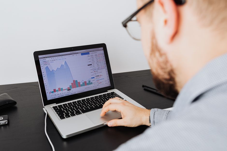 Homme analysant des données sur un ordinateur portable