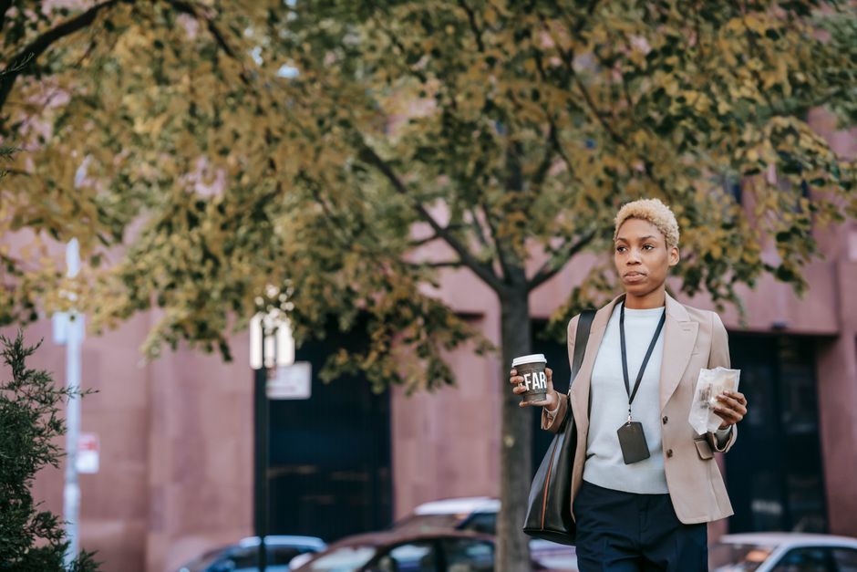 Une femme heureuse qui quitte son emploi