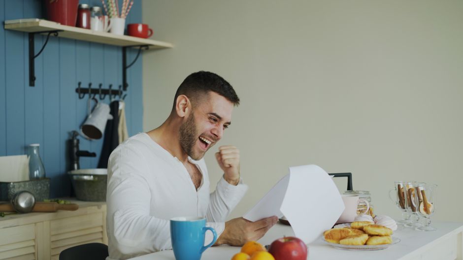 Homme heureux travaillant à domicile et à distance