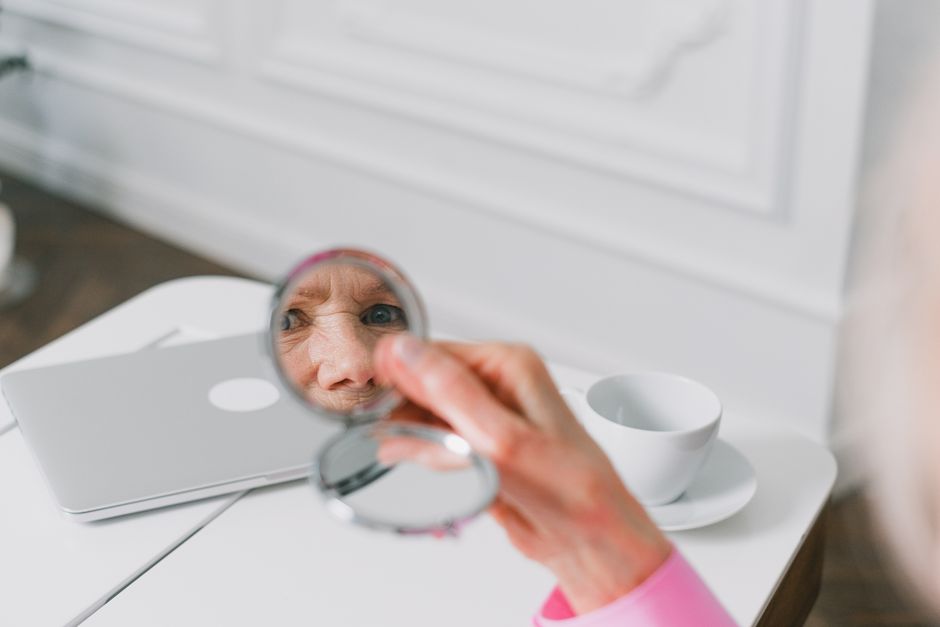 Femme âgée se regardant dans le miroir